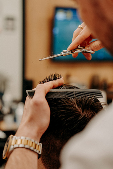 V brněnském Bubelíny Barber shopu na vás čeká i šálek kávy a panák whisky či rumu