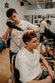 V brněnském Bubelíny Barber shopu na vás čeká i šálek kávy a panák whisky či rumu
