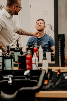 V brněnském Bubelíny Barber shopu na vás čeká i šálek kávy a panák whisky či rumu